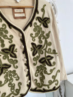 Load image into Gallery viewer, Embroidered Vintage Sweater-Bust 44