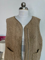 Load image into Gallery viewer, Ugg Fur Jacket - Bust 38