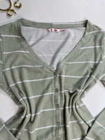 Load image into Gallery viewer, La Vie En Rose Laurel Green Pre Winter Top - Bust 36 to 38
