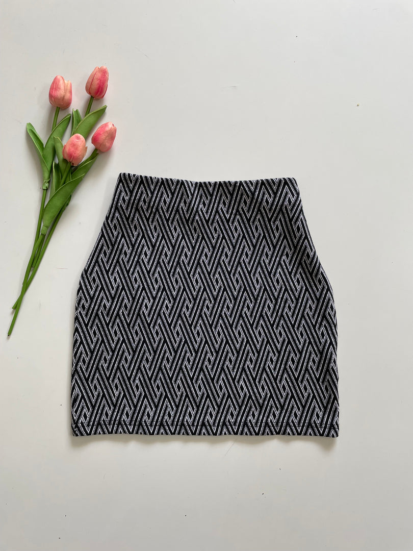 WOMEN B&W SKIRT - WAIST 32 TO 36