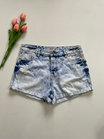 Load image into Gallery viewer, MOM DENIM SHORTS - WAIST 32
