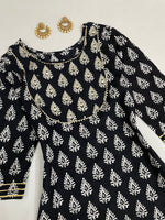 Load image into Gallery viewer, Kurta-Bust
