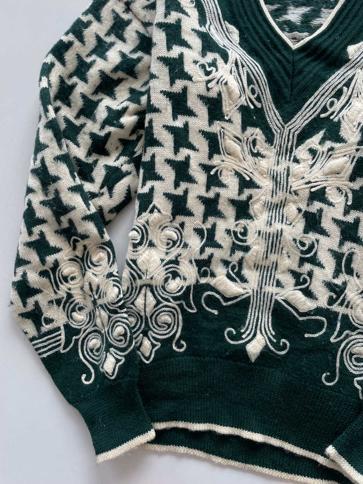 Monsieur Nicole Vintage Embroidered Sweater-Bust 44