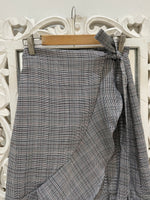 Load image into Gallery viewer, Vintage Skirt -waist 26 to 28