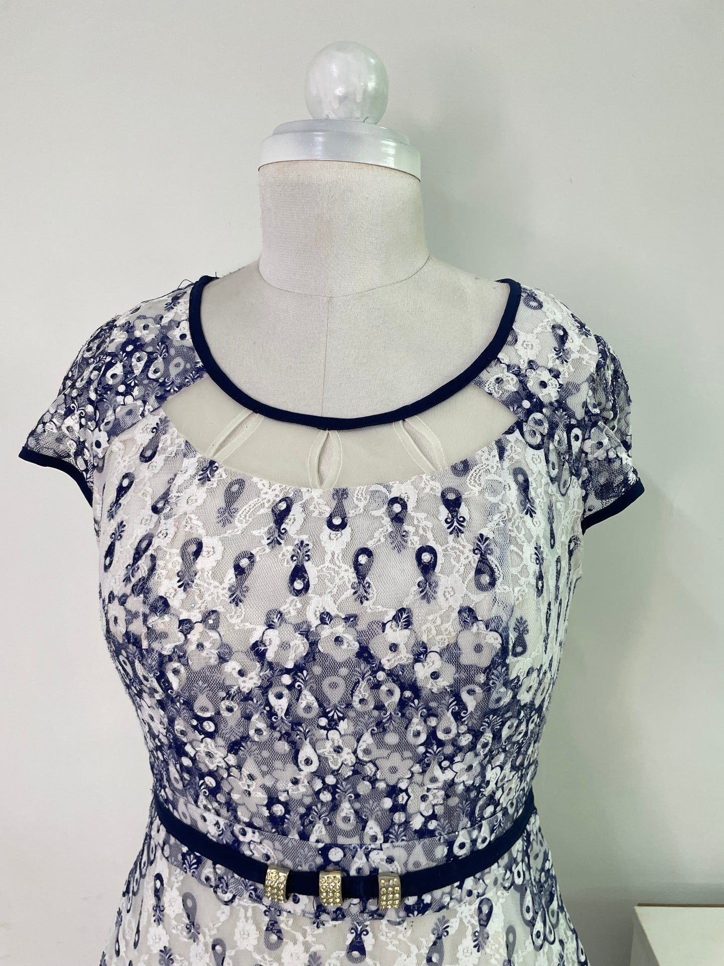 Dress-Bust 32