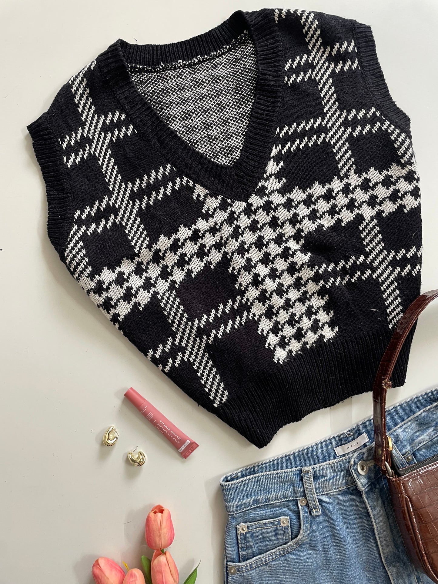 B&W SWEATER VEST - BUST 42 TO 46