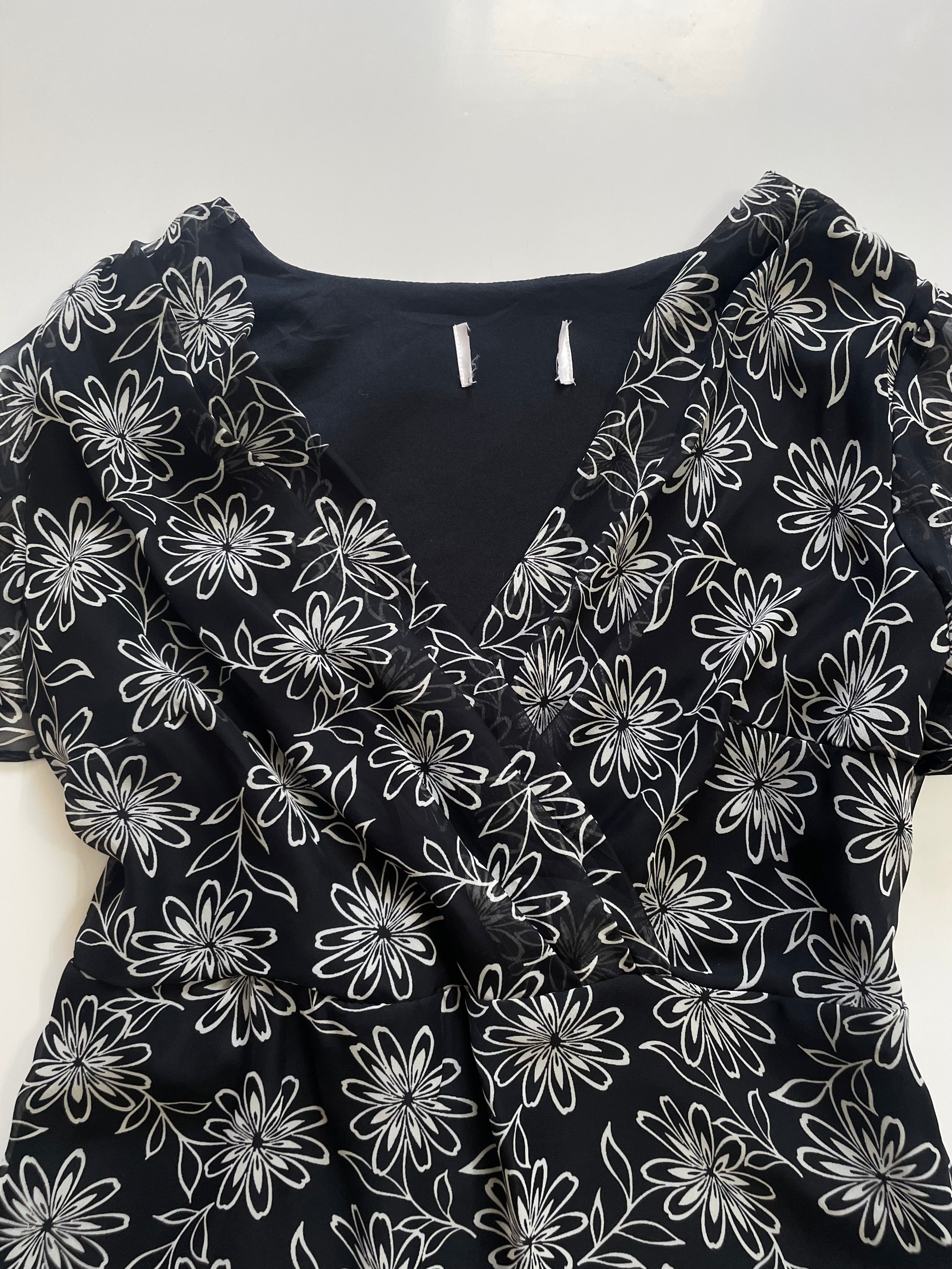 B&W FLORAL TOP - BUST 42
