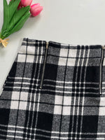 Load image into Gallery viewer, Zaful B&amp;W Plaid Tweed Skirt - Waist 26
