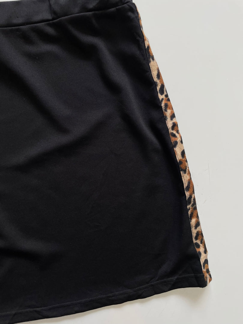 BLACK ANIMAL PRINTED SKIRT - WAIST 30 TO 34