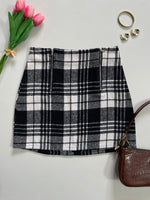 Load image into Gallery viewer, Zaful B&amp;W Plaid Tweed Skirt - Waist 26
