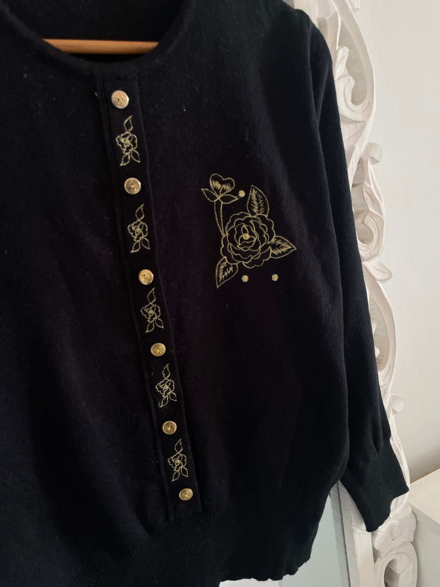 Embroidered Vintage Sweater-Bust 38
