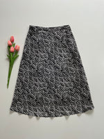 Load image into Gallery viewer, H&amp;M LEAVES PRINTED SKIRT - WAIST 30
