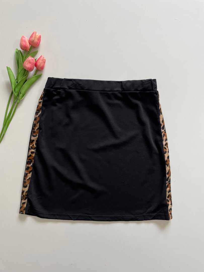 BLACK ANIMAL PRINTED SKIRT - WAIST 30 TO 34