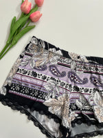 Load image into Gallery viewer, VINTAGE PRINTED LACE SHORTS - WAIST 34 TO 36
